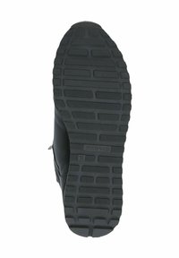 Čierna gumová podrážka topánky so štruktúrovaným gripom, s obdĺžnikovými a lineárnymi vzormi; označená "CAPRICE" a veľkosť "37."