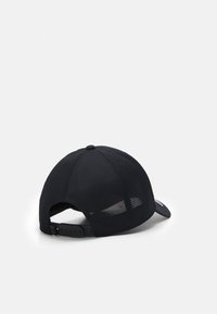 Svart baseballcap med nett bak, avrundet krone og buet skjerm. Justerbar stropp med flere hull for størrelsesjustering.