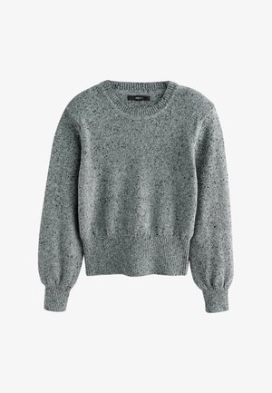 Suéter gris de punto con escote redondo, puños acanalados y dobladillo. La tela tiene una textura moteada y un ajuste ligeramente corto.