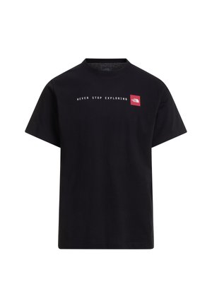 Černé bavlněné tričko s kulatým výstřihem, krátkými rukávy a bílým nápisem "NEVER STOP EXPLORING" s malou červenou logovou cedulkou.