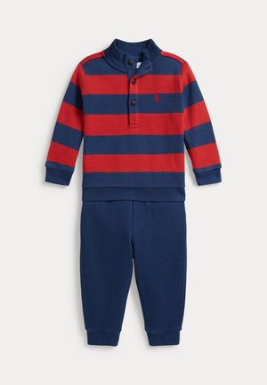 Langærmet toddler-udstyr med navyblå og rødt horisontalt stribet top og ensfarvede navyblå bukser, med knaplukning på kraven på toppen.
