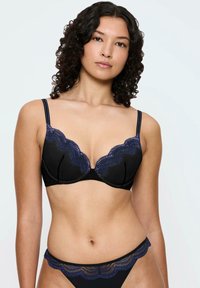 Sujetador negro con detalles de encaje en azul, que cuenta con un diseño moldeado y tirantes ajustables. El bikini a juego tiene un detalle de encaje similar.