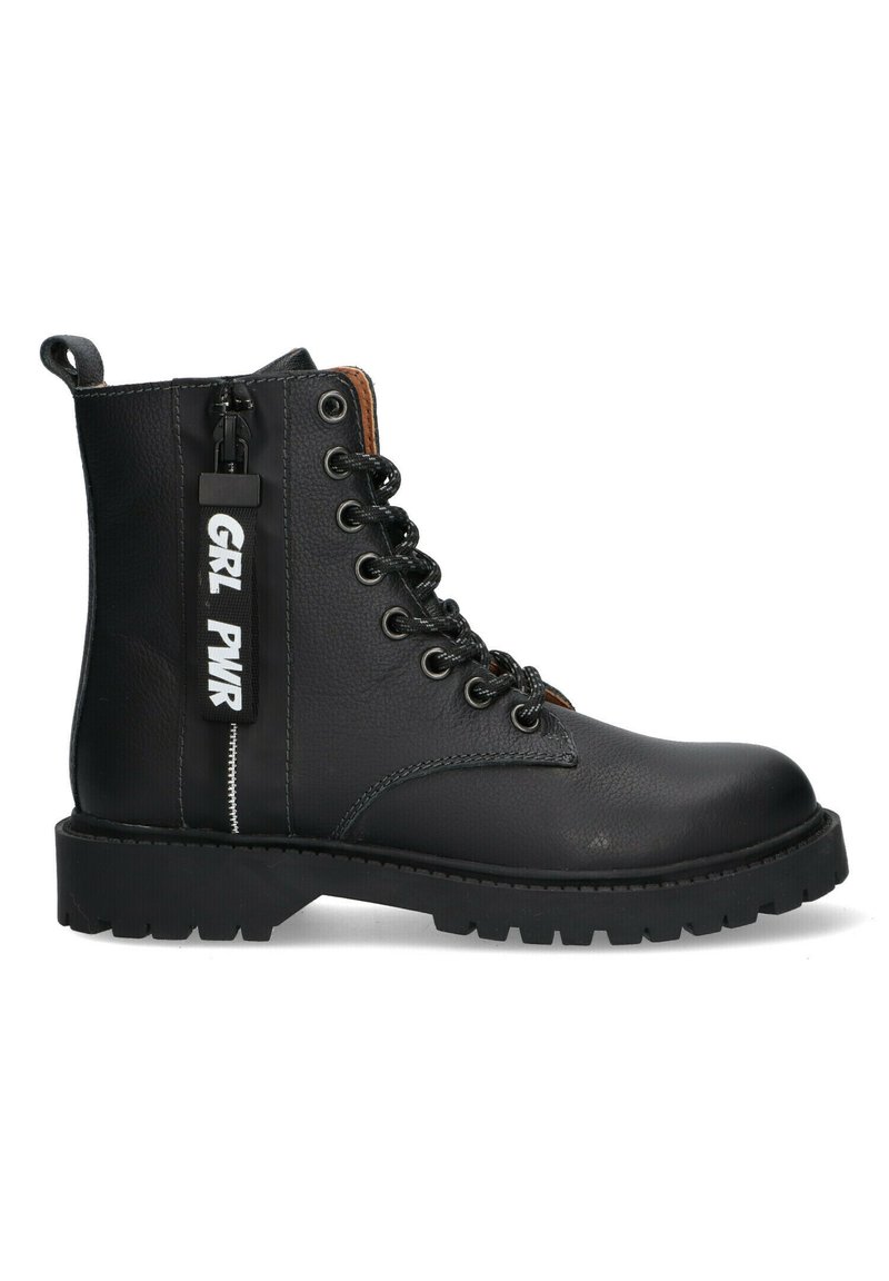 Bota de cuero negro hasta el tobillo con cordones en la parte delantera y cremallera lateral, con una etiqueta "GRL PWR". Suela de goma gruesa con detalles de textura en la suela.