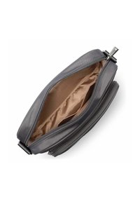 Borsa a pochette in pelle grigia con chiusura a zip, caratterizzata da una superficie liscia e un interno foderato in tessuto marrone chiaro.