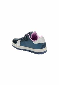 Sneaker blu navy con tomaia glitterata, dettagli argentati e fodera viola. Presenta una chiusura in Velcro e una suola in gomma testurizzata.