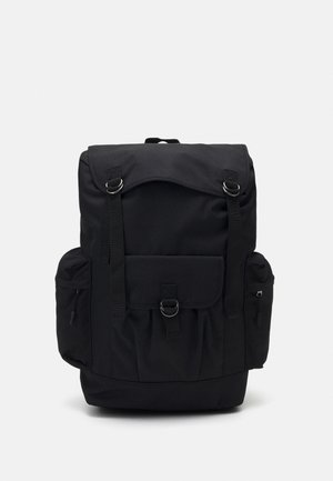 Schwarzer Stoffrucksack mit Klappdeckel, Vordertasche mit Schnalle, zwei seitlichen Reißverschlusstaschen und verstellbaren Trägern.