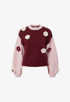 Pulover tricotat cu secțiuni în burgundiu și roz, decorat cu aplicații tricotate de flori în roz și burgundiu pe mâneci și corp.