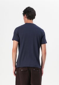 Barbour BARBOUR ARNSIDE TARTAN POCKET T-SHIRT - Μπλουζάκι με στάμπα - navy