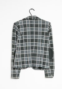 Károvaný blazer v tmavě zelené, bílé a světle modré barvě. Má klopový límec, dlouhé rukávy a knoflíkové detaily na manžetách.