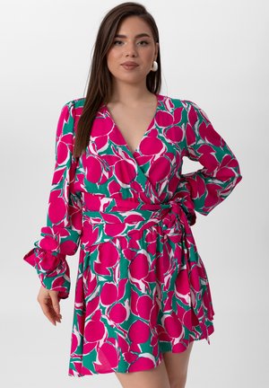 Abito a portafoglio con un vivace motivo floreale nei toni del rosa e del verde, maniche lunghe con polsini arricciati e vita aderente.
