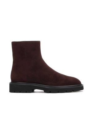 Bottine en daim bordeaux avec un bout rond, semelle plate en caoutchouc noir et un design minimaliste, présentant une texture lisse et une silhouette épurée.