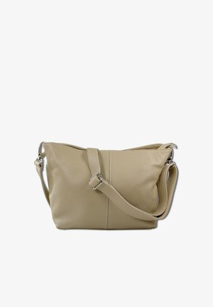 Beige leren crossbodytas met verstelbare riem en zilveren metalen gesp, gestructureerd oppervlak, licht ingezakte vorm.