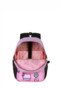 Mochila rosa y negra con una parte superior morada. El interior presenta un forro rosa claro con patrones de dibujos animados repetidos. Compartimentos espaciosos y cierre con cremallera.