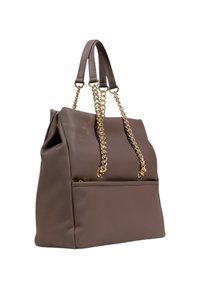 Bruine leren tote bag met een gestructureerd ontwerp, voorzien van gouden kettingaccenten en dubbele schouderbanden, evenals een zak aan de voorkant.