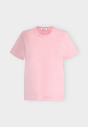 Camiseta rosa de manga corta con cuello redondo y diseño sencillo sobre un fondo gris claro.