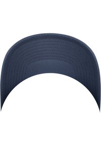 Mørkeblå baseball cap med en buet skygge, lavet af tekstureret stof med hævede syninger, der viser en glat underside.