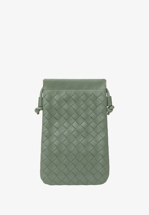 Roheline kudum nahast kott, millel on struktureeritud kuju, sile tekstuur ja tõmbe sulgur. Omab sõlmitud rihma ja diamond-mustrit.