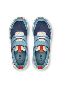 Baskets de sport pour enfants avec une tige en maille bleue et marine, des accents blancs, une bande Velcro et des détails de logo orange sur le talon.