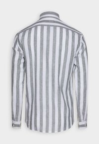 Langarmhemd mit abwechselnd grauen und weißen vertikalen Streifen, aus leichtem Leinen, mit einem Standardkragen und Knopfmanschetten.