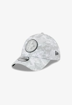 Graue Camouflage-Mütze im runden Baseball-Stil, mit einem schwarzen runden Logo-Patch, vorderem Schirm und einem New Era-Tag an der Seite.