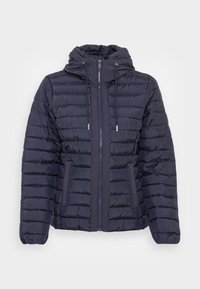 Marineblauwe pufferjas met een ritssluiting aan de voorkant, elastische manchetten, twee zijzakken en een capuchon met trekkoord. Heeft een doorgestikte textuur met horizontale lijnen.