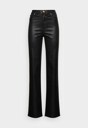 Pantalones negros de cuero sintético de talle alto con perneras anchas y rectas y detalles de botones y remaches de cobre en los bolsillos delanteros.