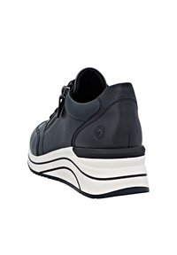 Schwarze Leder-Sneaker mit einer strukturierten Oberfläche, kontrastierender weißer Zwischensohle und einer glatten schwarzen Gummisohle. Verfügt über einen Reißverschluss und Logodetails.