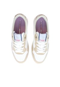Sneaker bianche e beige con materiale liscio, design perforato, lacci piatti e un'etichetta con il logo sulla linguetta con dettagli viola.