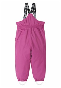 Salopete impermeabile roz, cu un centru elastic și curele negre ajustabile ce prezintă numele mărcii. Manșete elastice la glezne.