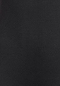 Tissu noir avec une texture lisse, apparence uniforme, et sans motifs ni détails visibles. Convient à diverses applications vestimentaires.