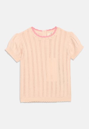 Svijetloružičasti pleteni top kratkih rukava s okomitim prugama od rupa, naboranim rukavima i okruglim izrezom ukrašenim tamnijom ružičastom bojom.