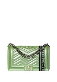 Borsa a tracolla verde trapuntata con design a chevron, tracolla in catena argentata e chiusura con logo. Presenta una striscia nera con la scritta "MARC ELLIS".