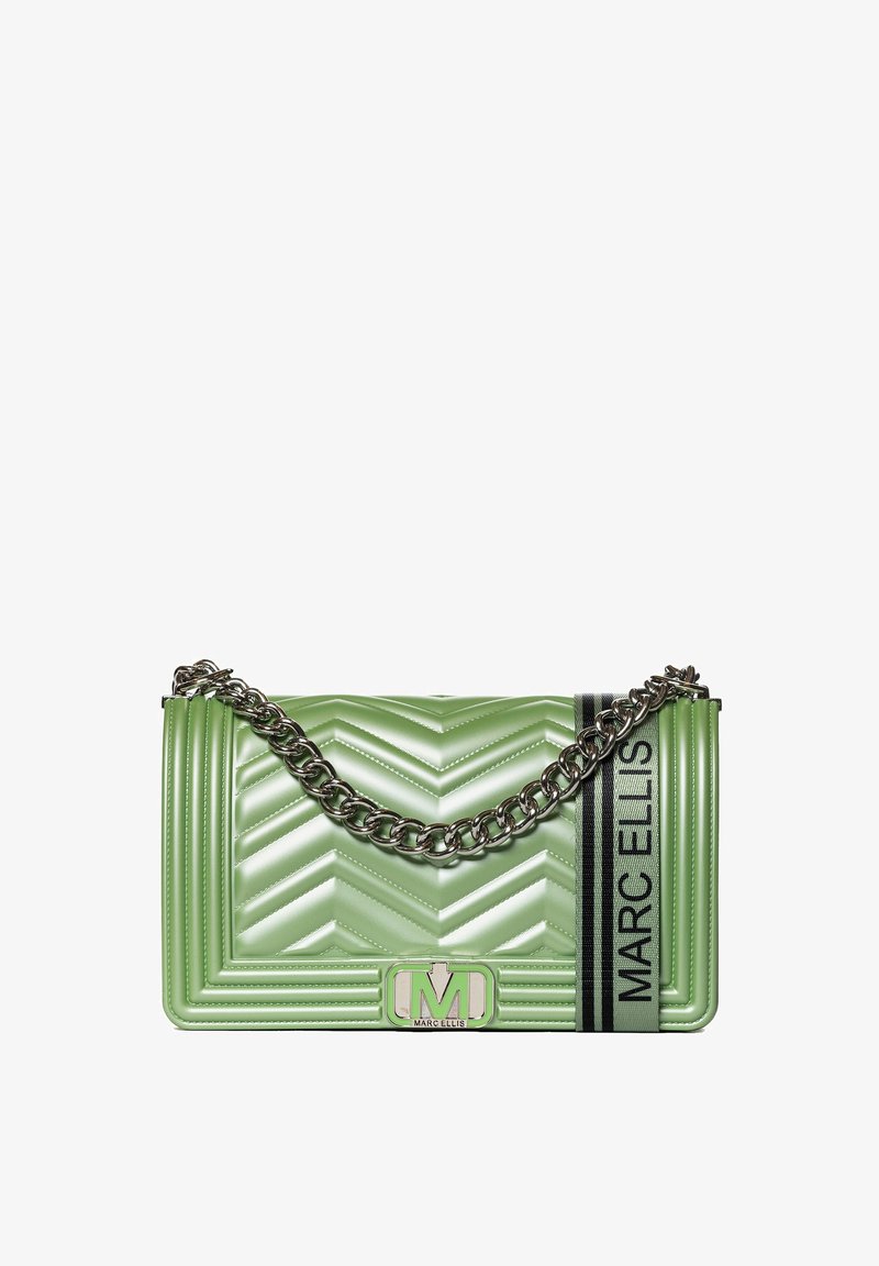 Groene gewatteerde handtas met een chevron patroon, zilveren kettingschouderband en een logo-sluiting. Bevat een zwarte streep met "MARC ELLIS" gedrukt.