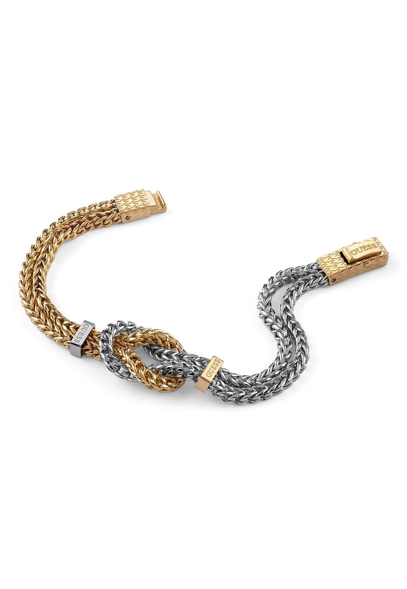 Bracciale a catena intrecciata in oro e argento caratterizzato da un design a spirale, anelli intrecciati e chiusure brandizzate con la scritta "GUESS" incisa.