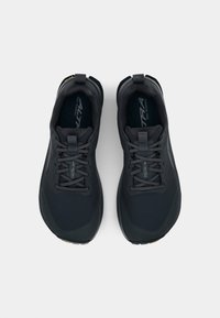 Chaussures de trail running noires avec une tige en synthétique, des lacets texturés, une semelle rembourrée et un logo visible. Design minimaliste sans motifs.