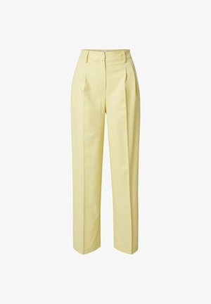 Vartalon muotoon leikattu housu, vaaleankeltaista kangasta, jossa on korkea vyötärö, laskoksia ja leveät lahkeet, joissa on sileä pinta ja siistit linjat.