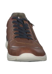 Zapatillas de cuero marrón con cordones azul marino, parte superior texturizada y suela de color claro. Presentan una cremallera lateral para facilitarn el calzado.
