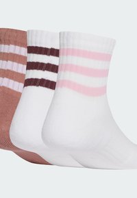 Tres pares de calcetines hasta la altura del tobillo en marrón, blanco y rosa. Cada calcetín presenta rayas horizontales y un puño acanalado para añadir textura.