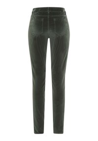Grønne fløjlsbukser med en slank pasform, der har to baglommer og en glat struktur. Taljebåndet er klassisk med bæltestropper.
