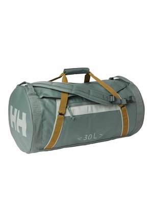 Bolsa de lona en verde claro con detalles grises, capacidad de 30L, con asa superior, correas de hombro ajustables y un bolsillo lateral con cremallera.