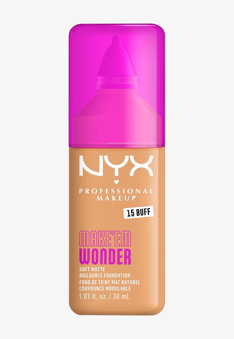 Fond de teint NYX Make'Em Wonder en teinte 15 Buff, bouteille en plastique avec une finition mate douce. Comprend un bouchon rose et une typographie audacieuse sur l'étiquette.