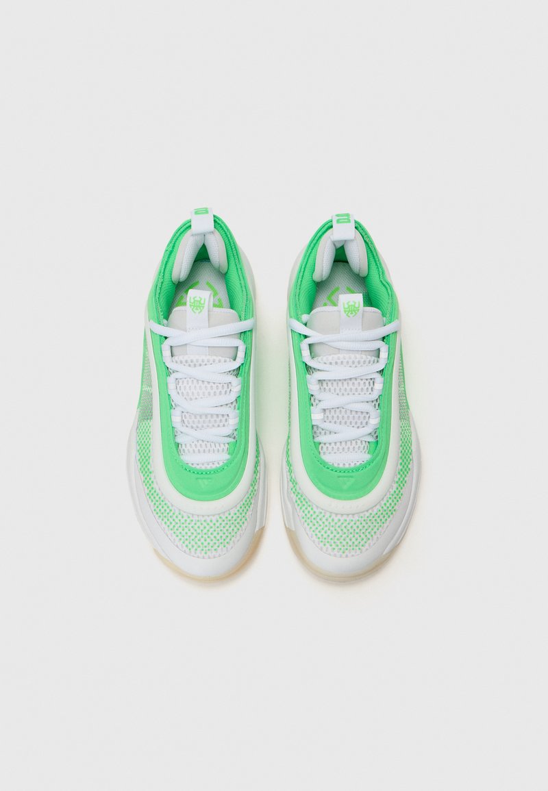 Grüne und weiße Sportschuhe aus Mesh-Material mit gepolstertem Schaft, kontrastierenden Streifen und strukturiertem Sohlenprofil. Die Schnürsenkel sind weiß.