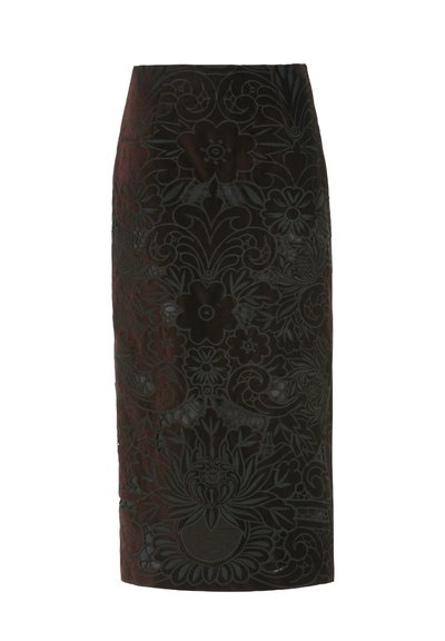 Falda lápiz negra con estampado floral y textura en relieve, con diseños intrincados y una silueta ajustada, que llega por debajo de la rodilla.