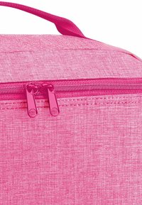 Bolsa de almuerzo de tela rosa con un acabado texturizado, que cuenta con un cierre de doble cremallera y un asa de transporte.