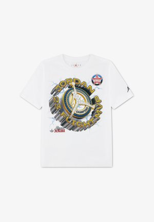 Weißes T-Shirt mit auffälligem Print: großes goldenes Jumpman-Logo, „JORDAN 23 FLIGHT MVP“, „CHAMPIONS“, ein Sternabzeichen und blaue elektrische Akzente.