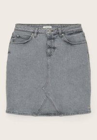 Mini-jupe en denim gris avec poches avant, passants de ceinture, fermeture par boutons et détail de couture diagonale au centre devant.