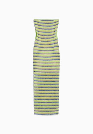 Robe en tricot sans bretelles avec des rayures horizontales vertes, jaunes et bleues. Texture lisse avec une silhouette près du corps.