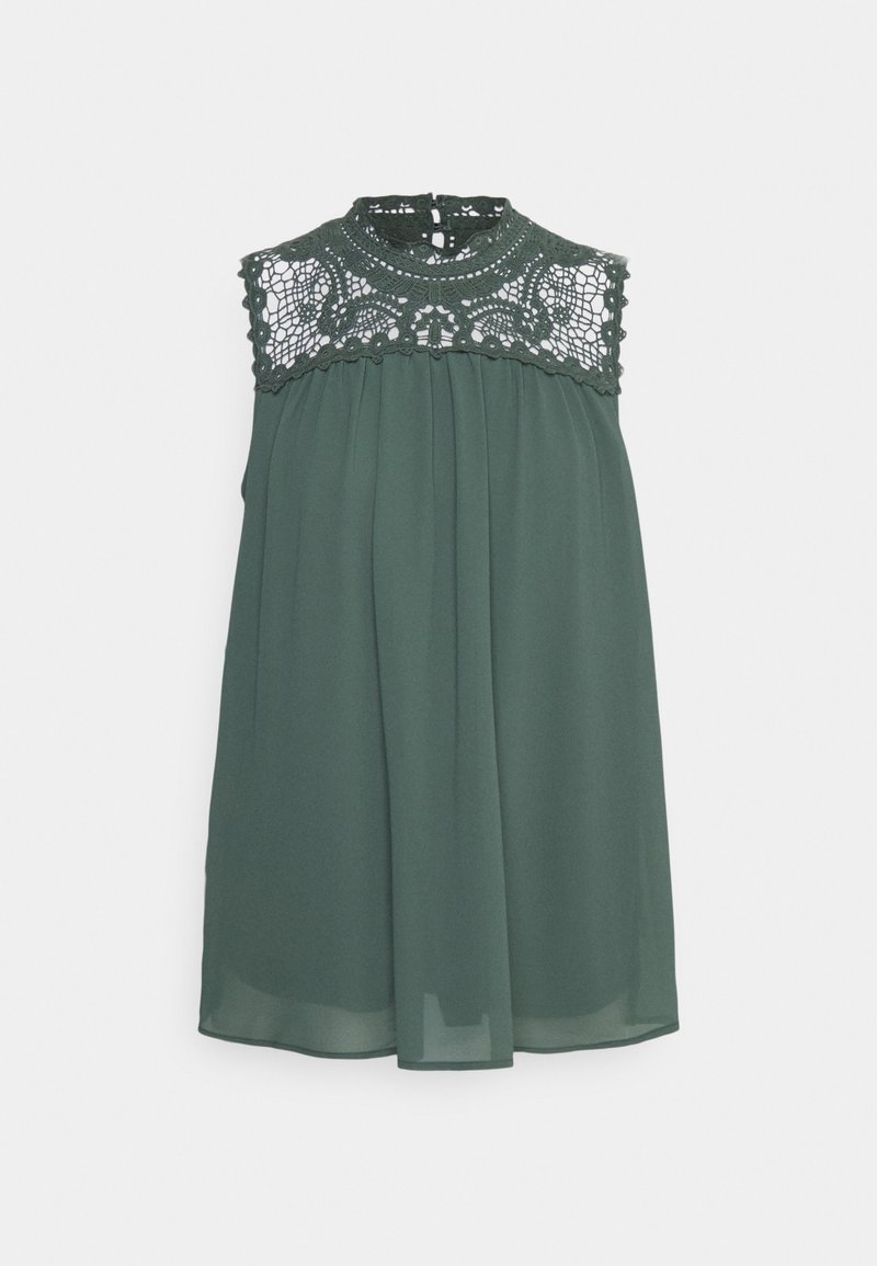 Blouse sans manches vert foncé avec col montant, empiècement en dentelle crochetée, tissu froncé et fermeture boutonnée dans le dos.