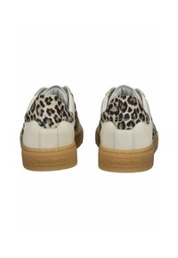 Chaussures à imprimé léopard avec tige en cuir beige, semelle en caoutchouc marron, talon rembourré et accents texturés à l'arrière, arborant la marque NeroGiardini.