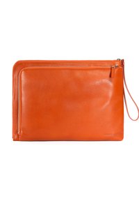 Oranje leren clutch met een gladde textuur, voorzien van een voorzak met rits en een zijpolsband. Eenvoudig, rechthoekig ontwerp.